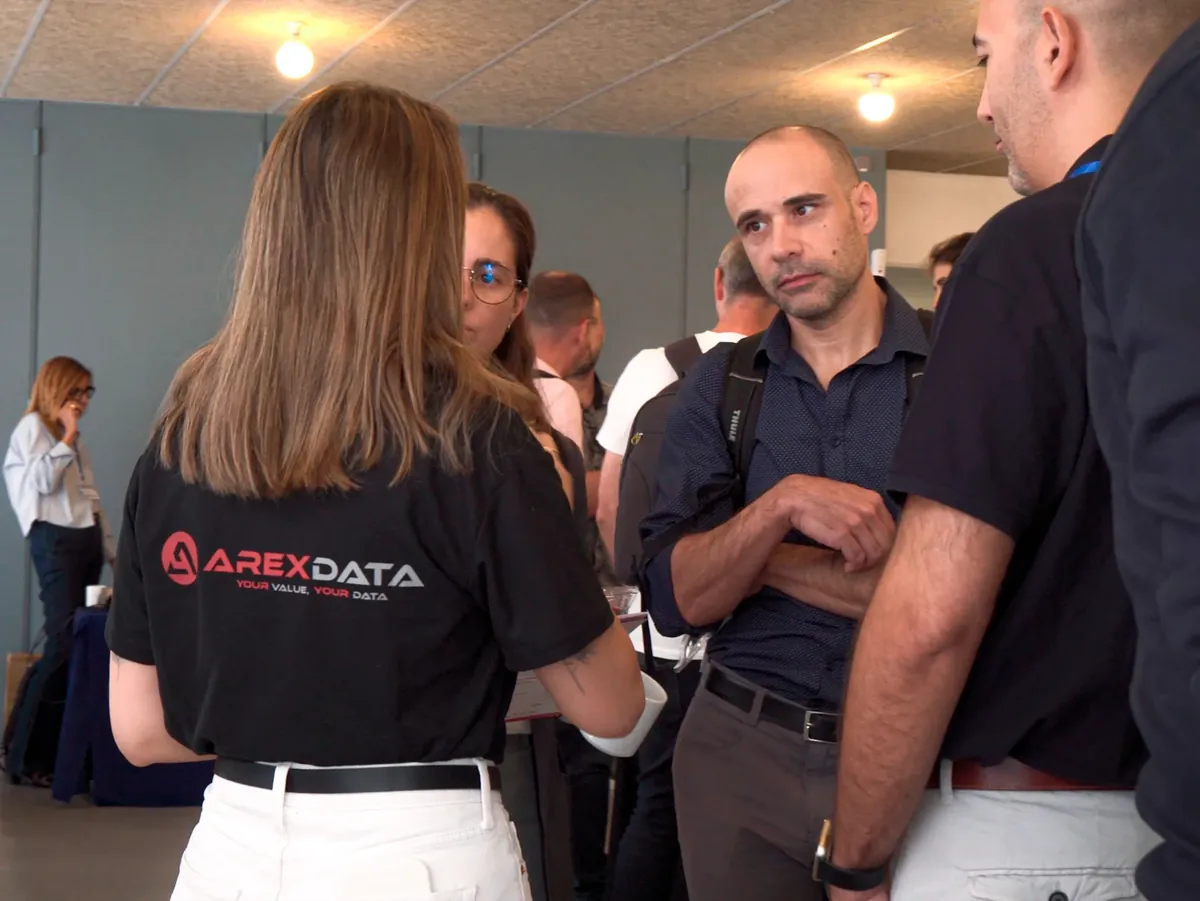 Equipo de ITGLOBAL y Arexdata conversando con asistentes de LocalCiber 2026
