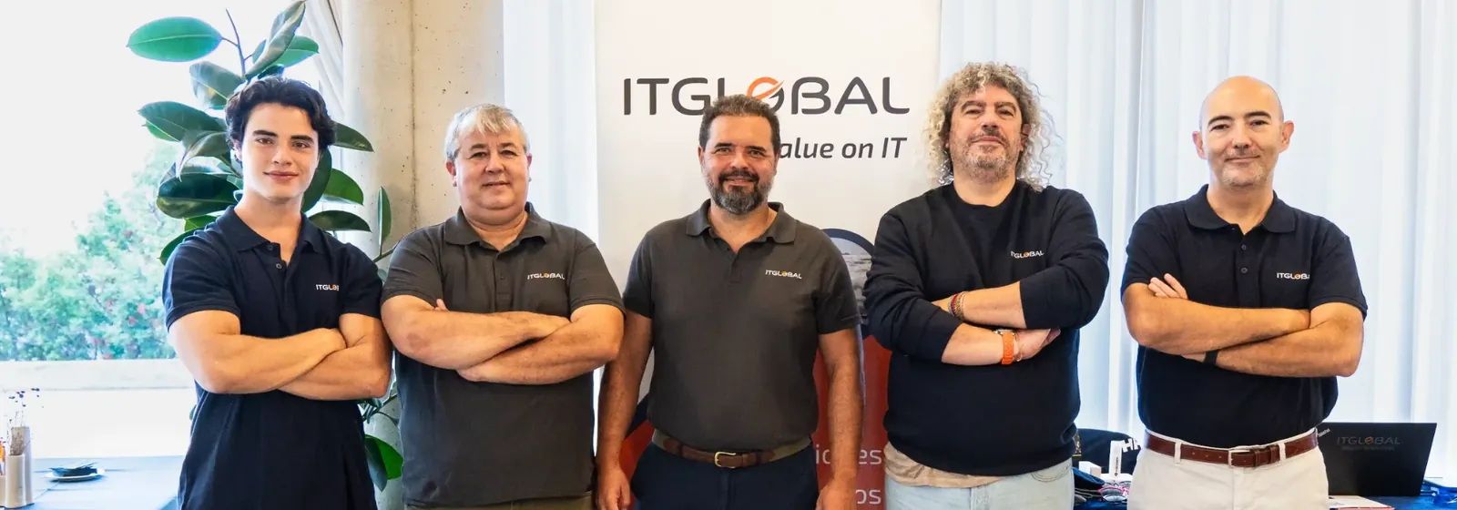 Equipo de ITGLOBAL en su stand de LocalCiber 2026, en el BCIN de Badalona