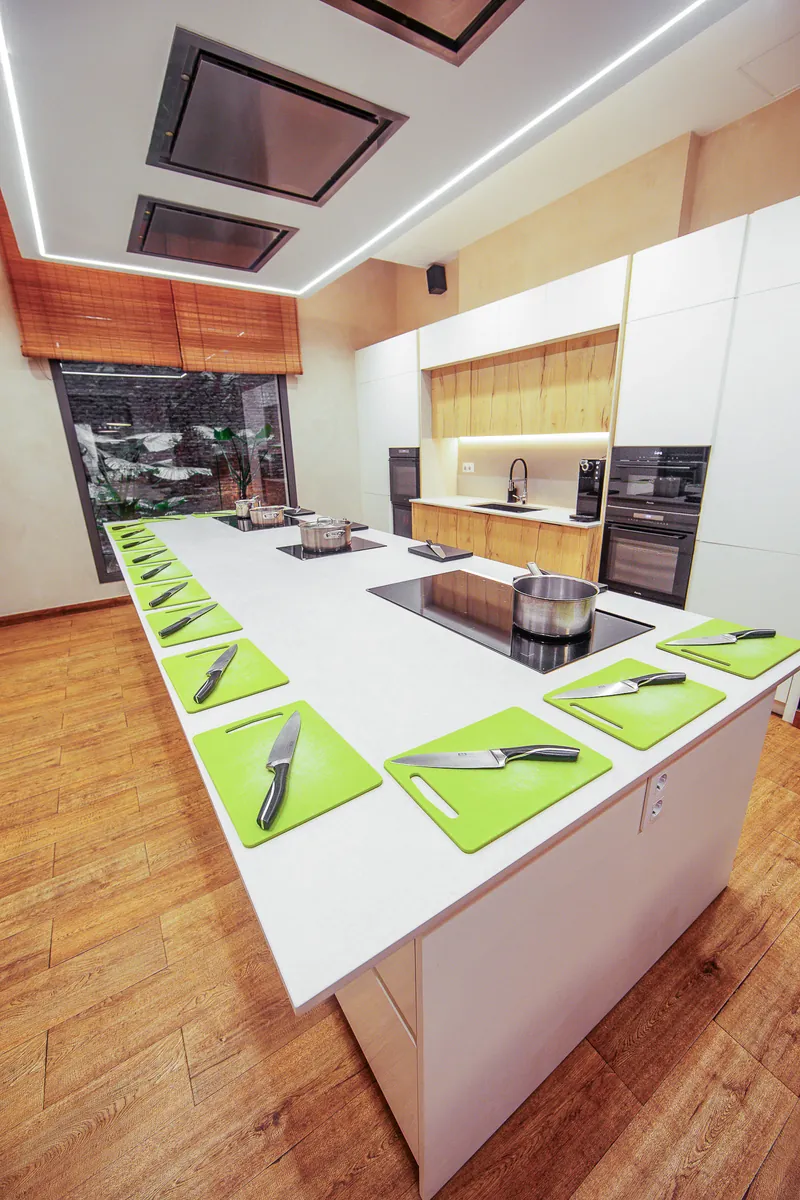 Cocina de bcnKITCHEN El Born con los puestos del taller preparados