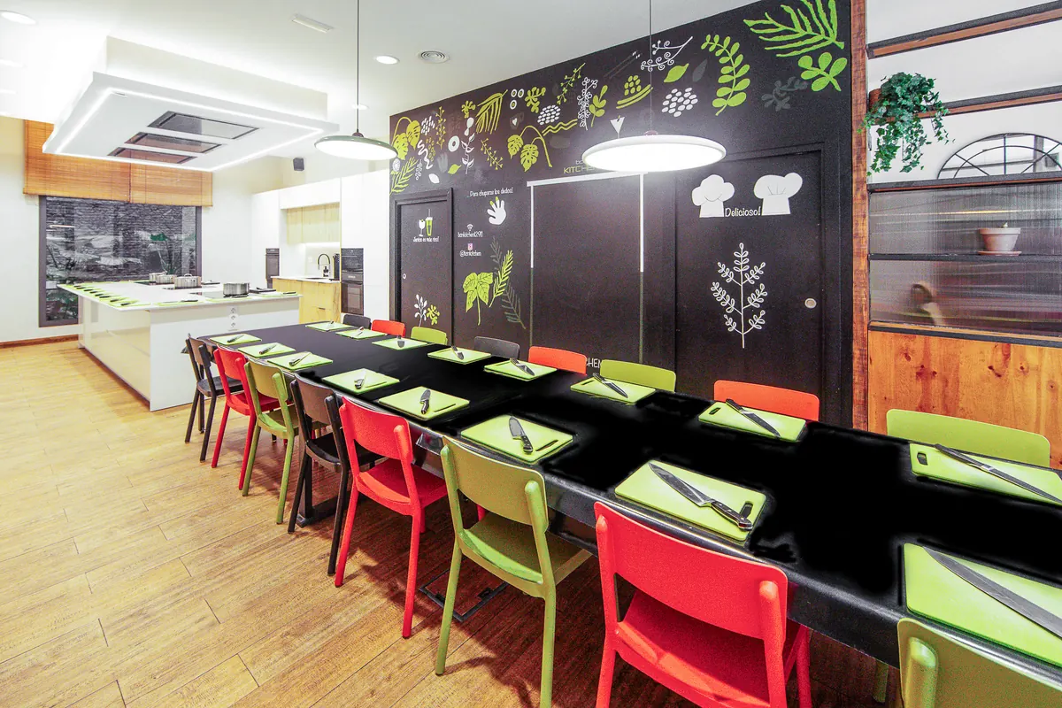 Mesa del comedor de bcnKITCHEN El Born, con sillas de colores