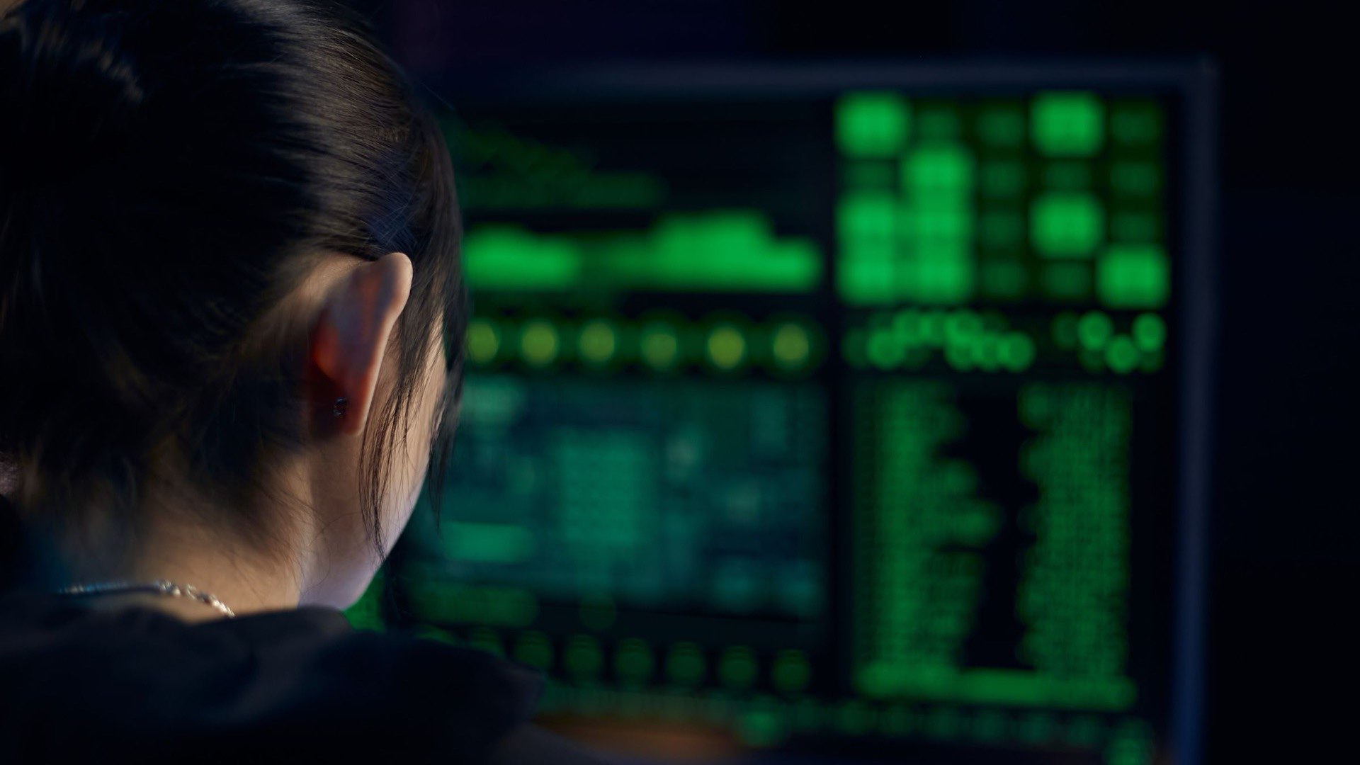Analista de seguridad revisando en pantalla las alertas de los equipos de una empresa